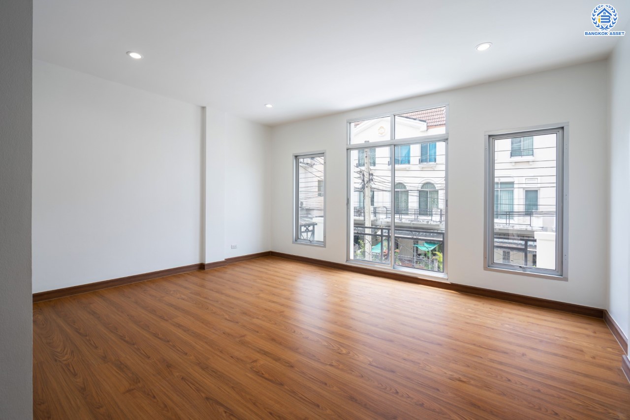 บ้านมือสองตกแต่งใหม่ ม.บ้านกลางเมืองสวิสทาวน์ เกษตร-นวมินทร์ แบรนด์ AP เนื้อที่ 20 ตร.ว. ฟังก์ชัน 3 ห้องนอน 3 ห้องน้ำ 1 ห้องอเนกประสงค์ จอดรถได้ 2 คัน ชีวิตแสนสงบ สภาพแวดล้อมเยี่ยม เชื่อมต่อ ถ.พหลโยธิน, ถ.เกษตร-นวมินทร์ ใกล้ ม.เกษตร, รถไฟฟ้าสายสีเขียว "สถานีมหาวิทยาลัยเกษตรศาสตร์" และทางด่วน "รามอินทรา-อาจณรงค์"...